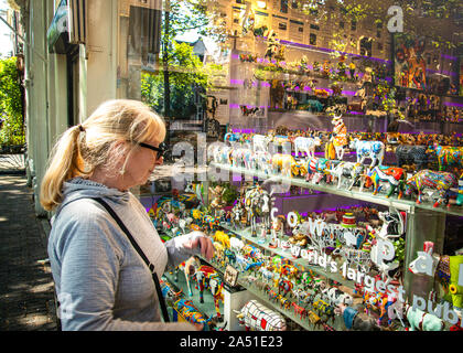 Shopping dans la fenêtre d'une femme, en regardant des cadeaux inhabituels du célèbre musée de la vache d'Amsterdam. Banque D'Images