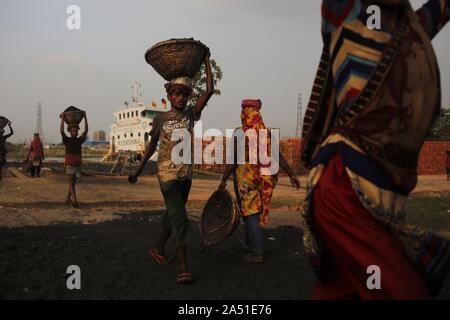 Dhaka, Bangladesh. 17 Oct, 2019. Les ouvriers sont considérés comme ils décharger le charbon provenant d'un navire près d'une rivière dans la périphérie de Dacca. Credit : MD Mehedi Hasan/ZUMA/Alamy Fil Live News Banque D'Images