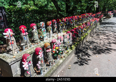 Tokyo, Japon, Asie - 7 septembre 2019 : Les divinités gardiennes d'enfants au Temple Zojoji Banque D'Images