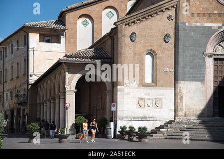 Collégiale romane dei Santi Andrea e Bartolomeo (Église des Saints André et Barthélemy) sur la Piazza della Repubblica, dans le centre historique Banque D'Images