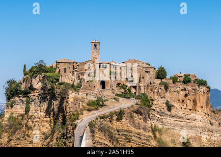 Vue panoramique du célèbre Civita di Bagnoregio avec Tiber River Valley, lazio, Italie. Banque D'Images