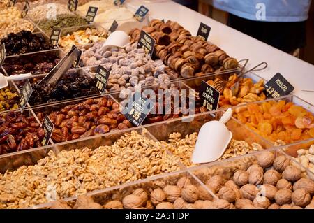 Une sélection d'écrous en marché de Sant Antoni à Barcelone, Espagne Banque D'Images