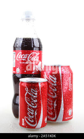Sofia, Bulgarie - 28 janvier 2014 : Coca-Cola isolé sur fond blanc. Coca-Cola est une boisson gazeuse vendue dans des magasins, des restaurants, et de Vendée Banque D'Images