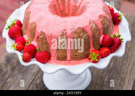 Gâteau aux fraises bundt Banque D'Images