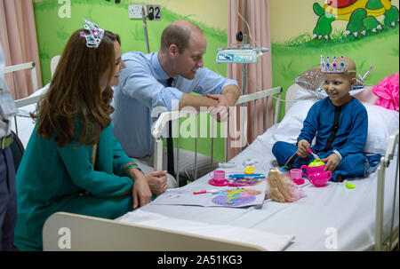 Le duc et la duchesse de Cambridge avec sept ans cancer patient Wafia demeurent, au cours d'une visite à Shaukat Khanum Memorial Cancer Hospital et Centre de recherche à Lahore, Pakistan, le quatrième jour de la visite royale au Pakistan. Banque D'Images