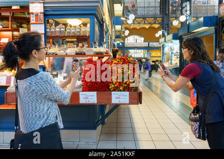 Paris, France - Oct 15, 2019 : la prise de photos dans le hall du Marché Central, Budapest Banque D'Images