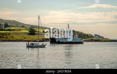 Lochaline / UK : un bateau à voile et d'un traversier à Loch Aline. Loch Aline est un petit lac d'eau salée, situé dans, Lochaber dans les Highlands écossais. Banque D'Images