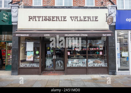 Boutique à l'extérieur de l'avant-fermé maintenant Patisserie Valerie cafe chaîne, Twickenham, London, UK Banque D'Images