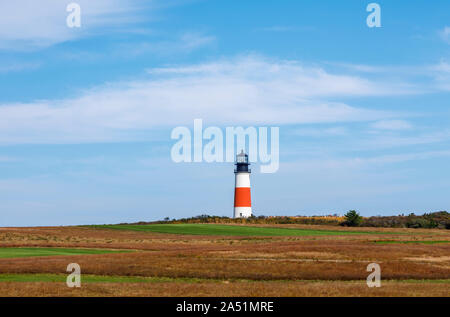 Vue sur l'horizon de rouge et blanc Sankaty Head Light et un terrain de golf, Siasconset, Nantucket Island, Cape Cod, Massachusetts, New England, USA Banque D'Images