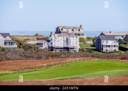 Avis de Siasconset maisons et bâtiments plus de Sankaty Head golf, côte est de l'île de Nantucket, Cape Cod, Massachusetts, New England, USA Banque D'Images