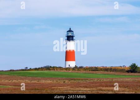 Vue sur l'horizon de rouge et blanc Sankaty Head Light et un terrain de golf, Siasconset, Nantucket Island, Cape Cod, Massachusetts, New England, USA Banque D'Images