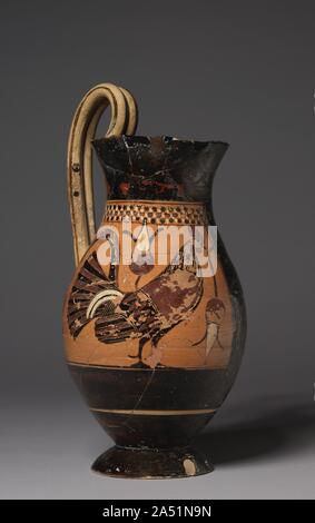 Olpe (Pitcher), ch. 575 BC. Bien que cette cruche de vin, simplement décorées avec un coq et deux fleurs de lotus, ressemble beaucoup à l'autre navire dans ce cas, il a été fait à Corinthe, plutôt que d'Athènes. Le chamois pâle couleur de l'argile Corinthienne peut être vu sur la poignée et dans certains domaines de la perte, mais l'arrière-plan de la zone de la décoration a été recouvert d'un slip rouge imitant le rougeâtre, Grenier riche en fer (ou argile) athénienne. Sur l'arrière du vase, deux réservés (rouge) peuvent représenter des formes de croissant les yeux, comme ceux peints dans beaucoup plus de détails sur de nombreuses tasses de cette période. Banque D'Images