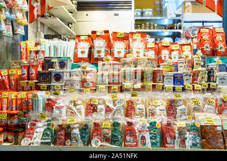 Paris, France - Oct 15, 2019 : sacs traditionnels hongrois de paprika doux et épicé, Budapest, Central Market Hall Banque D'Images