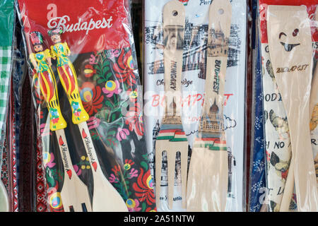 Paris, France - Oct 15, 2019 : souvenirs traditionnels hongrois de Budapest , Marché Central Hall Banque D'Images