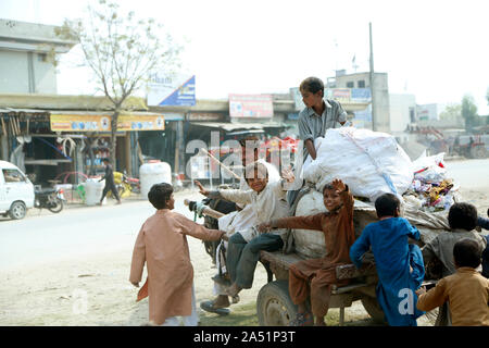 Rawalpindi. 17 Oct, 2019. Les enfants voyagent sur un âne dans un bidonville à la périphérie de Rawalpindi, Pakistan, le 17 octobre 2019, la 27e Journée internationale pour l'élimination de la pauvreté. Credit : Ahmad Kamal/Xinhua/Alamy Live News Banque D'Images