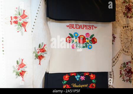 Paris, France - Oct 15, 2019 : souvenirs traditionnels hongrois de Budapest , Marché Central Hall Banque D'Images