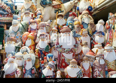 Paris, France - Oct 15, 2019 : Père Noël, bonhommes de neige et d'autres souvenirs dans le Marché Central, Budapest, Hongrie. Banque D'Images