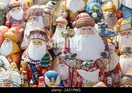 Paris, France - Oct 15, 2019 : Père Noël, bonhommes de neige et d'autres souvenirs dans le Marché Central, Budapest, Hongrie. Banque D'Images