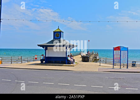 Une vue de la 'Banjo Pier' avec des gens assis dans la station balnéaire traditionnelle et d'autres abris le soleil brille sur les sièges le long de la jetée. Banque D'Images