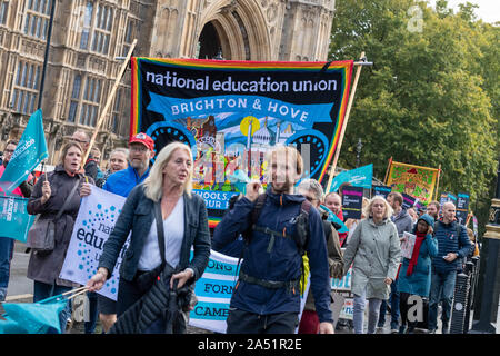 Londres, Royaume-Uni. 17 Oct, 2019. L'éducation nationale grève de l'Union et en mars à l'appui d'une augmentation de salaire pour les enseignants dans les collèges. Crédit : Ian Davidson/Alamy Live News Banque D'Images