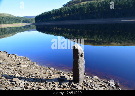 Réservoir Howden derbyshire angleterre, montrant le ciel et les rives reflétées sur la surface de l'eau encore en milieu d'été Banque D'Images