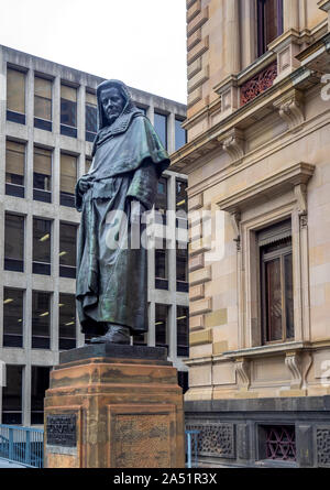 Statue en bronze de George Higinbotham sur Macarthur Street East Melbourne Victoria en Australie. Banque D'Images