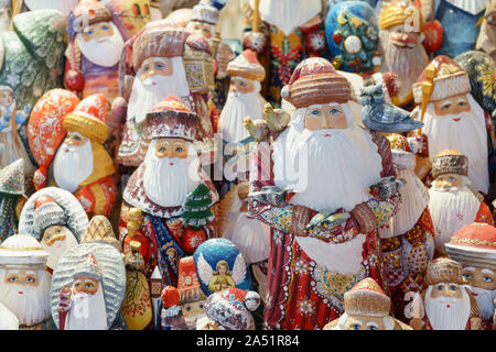 Paris, France - Oct 15, 2019 : Père Noël, bonhommes de neige et d'autres souvenirs dans le Marché Central, Budapest, Hongrie. Banque D'Images