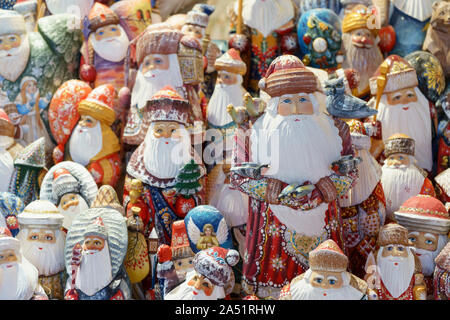 Paris, France - Oct 15, 2019 : Père Noël, bonhommes de neige et d'autres souvenirs dans le Marché Central, Budapest, Hongrie. Banque D'Images