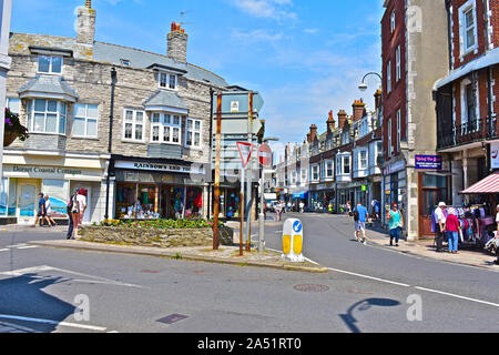 Scène de rue général de centre-ville de Swanage à l'intersection de High Street et de la route de l'Institut. Les gens qui marchent le long de la navigation sur les trottoirs dans les magasins. Banque D'Images