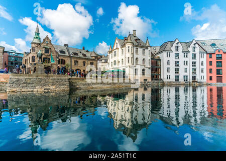 De l'extérieur Le Jugendstilsenteret, Centre d'Art Nouveau sur les rives du canal de Brosundet, Alesund, More og Romsdal County, Norvège Banque D'Images