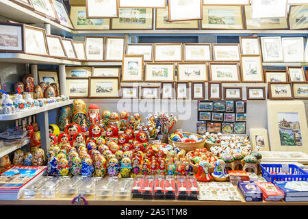 Paris, France - Oct 15, 2019 : poupées Matriochka et autres souvenirs dans le Marché Central, Budapest, Hongrie. Banque D'Images