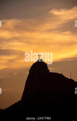 Belle vue sur le coucher de soleil de Mureta da Urca à Corcovado et le Christ Rédempteur, Rio de Janeiro, Brésil Banque D'Images