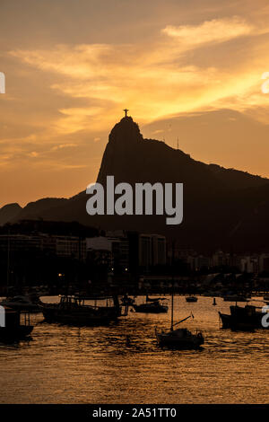 Belle vue sur le coucher de soleil de Mureta da Urca à Corcovado et le Christ Rédempteur, Rio de Janeiro, Brésil Banque D'Images