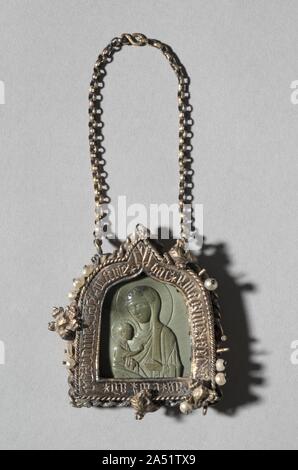 Icône pendentif avec la Vierge "Dexiokratousa" et le châssis avec Bull ailé de Saint Luc sur l'arrière, poignée de 1100s ; cadre mi 1300s. Cette petite icône byzantine montre une figure mi-longueur de la Vierge tenant l'enfant Jésus. Lorsque l'icône a été monté dans son cadre actuel par un artiste allemand du 14e siècle, il est considéré comme un authentique portrait peint par Saint Luc. Cette demande, faite en une inscription sur le châssis, est encore soulignée par le boeuf, Saint Luc&# x2019;symbole s, gravé sur le châssis&# x2019;s'inverse. Banque D'Images