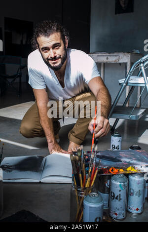 Jeune peintre dans son atelier de travail Banque D'Images