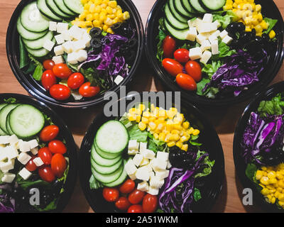 Des salades colorées dans les boîtes Bento prêt à effectuer pour le déjeuner. Banque D'Images