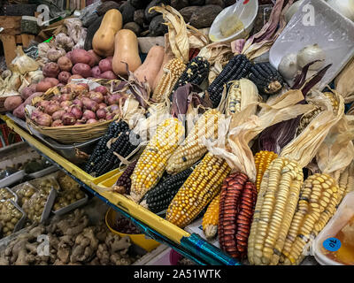 Le maïs jaune et bleu à vendre à déshydratés marché mexicain. Banque D'Images