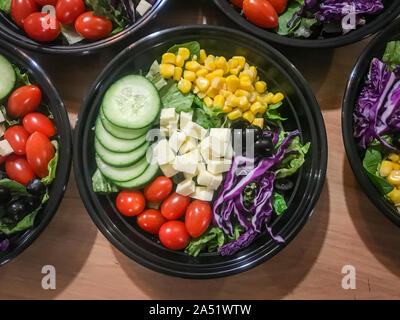 Des salades colorées dans les boîtes Bento prêt à effectuer pour le déjeuner. Banque D'Images