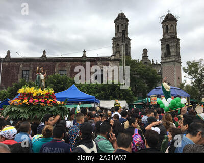 Les fanatiques religieux portant le saint amour dans la ville de Mexico. Banque D'Images