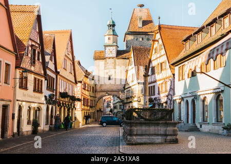 Allemagne, Rothenburg ob der Tauber, 30 Décembre 2018 : rue authentique dans la ville pendant les vacances de Noël. Banque D'Images