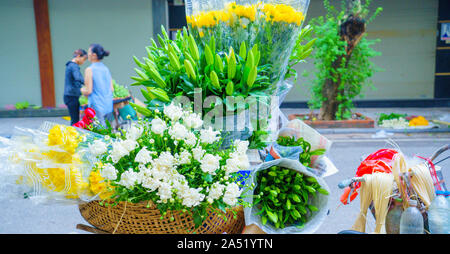 Marché aux fleurs sur le vélo sur la route du marché local à Hanoi VIETNAM VOVworld. composé de Lilly, White Rose, fleur spike, Marigold Banque D'Images