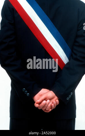 Le maire français avec ceinture tricolore Banque D'Images