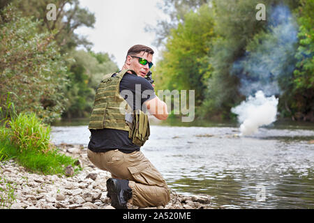 L'expérience militaire complet - un jour - commando en action par l'eau avec une Kalachnikov AK-47 replica Banque D'Images