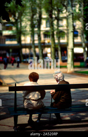 Couple de femmes âgées se reposant dans un parc , Vichy, Allier, Auvergne, Rhone Alpes, France Banque D'Images