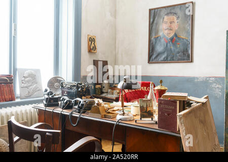 Paris, France - Oct 15, 2019 : La Maison de la terreur Museum, Budapest , Hongrie, un haut fonctionnaire avec le portrait de Staline. Banque D'Images