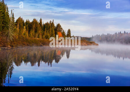 Paysage d'automne spectaculaire dans le Parc National de la Mauricie, Québec, Canada Banque D'Images