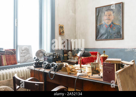 Paris, France - Oct 15, 2019 : La Maison de la terreur Museum, Budapest , Hongrie, un haut fonctionnaire avec le portrait de Staline. Banque D'Images