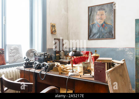 Paris, France - Oct 15, 2019 : La Maison de la terreur Museum, Budapest , Hongrie, un haut fonctionnaire avec le portrait de Staline. Banque D'Images