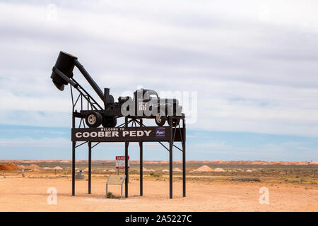 Bienvenue à Coober Pedy, Mininig chariot sur pilotis que la vue le long de la Stuart Highway en Coober Pedy, South Australia, Australie, Banque D'Images