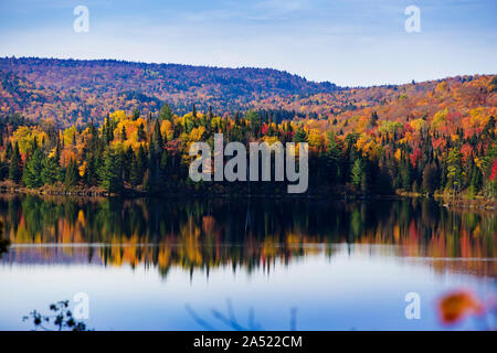 Paysage d'automne spectaculaire dans le Parc National de la Mauricie, Québec, Canada Banque D'Images